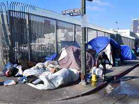 Des tentes de sans-abri bordent un coin de rue à Los Angeles, Californie, le 8 janvier 2020.