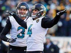 Josh Lambo des Jacksonville Jaguars célèbre après avoir marqué un coup contre les Steelers de Pittsburgh au cours de la seconde moitié du match des éliminatoires de la division AFC au Heinz Field le 14 janvier 2018 à Pittsburgh, Pennsylvanie.