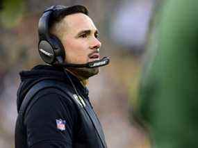 L'entraîneur-chef des Packers Matt LaFleur regarde de côté pendant le match de dimanche.