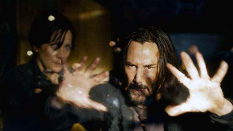 Keanu Reeves passe un bon moment lors de la tournée de presse Matrix
