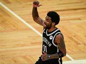 Kyrie Irving des Brooklyn Nets réagit lors du match 4 de la série du premier tour de la Conférence de l'Est contre les Boston Celtics au TD Garden le 30 mai 2021 à Boston, Mass.