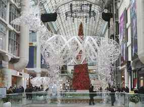 Les achats de Noël de dernière minute au Centre Eaton étaient animés à midi mais ont repris un peu plus au fur et à mesure que la journée avançait.  La plupart des gens ont dit qu'ils gardaient une distance sociale et étaient un peu inquiets à propos de la variante COVID-19 Omicron et sont venus faire leurs achats tôt pour éviter les foules le jeudi 23 décembre 2021.