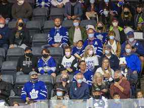 Les partisans des Leafs regardent le match des anciens des Maple Leafs de Toronto au Budweiser Gardens à London, en Ontario.  le dimanche 3 octobre 2021.