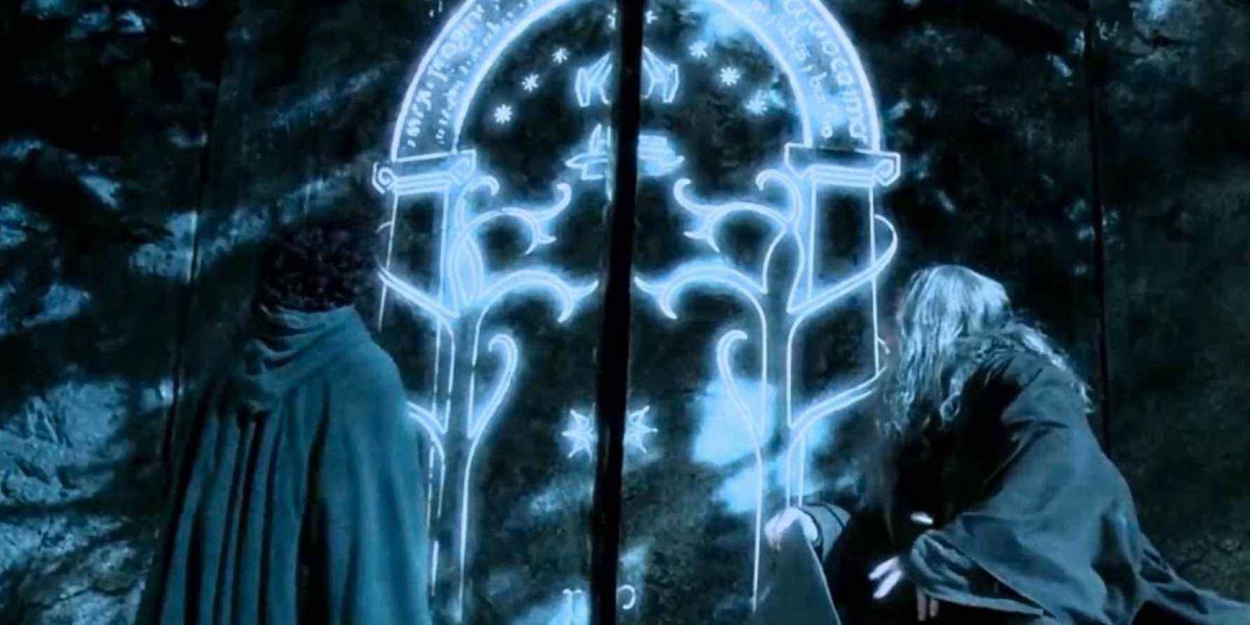 LOTR : Pourquoi y a-t-il des écrits elfiques sur la porte des nains de la Moria ?
