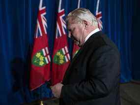 Le premier ministre de l'Ontario, Doug Ford, assiste à une conférence de presse à l'Assemblée législative de l'Ontario à Toronto, le vendredi 17 décembre 2021.