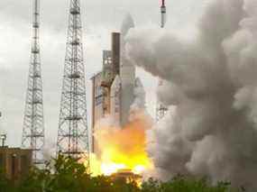 La fusée Ariane 5 d'Arianespace, avec à son bord le télescope spatial James Webb de la NASA, est lancée depuis le port spatial européen, le centre spatial guyanais à Kourou, en Guyane française, le 25 décembre 2021 dans une image fixe d'une vidéo.