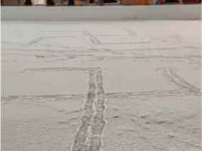 Plusieurs grandes croix gammées ont été sculptées dans la neige sur une patinoire extérieure de Ville Mont-Royal.