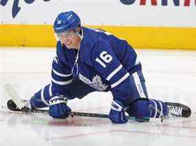 Mitchell Marner #16 des Maple Leafs de Toronto s'échauffe avant l'action contre l'Avalanche du Colorado lors d'un match de la LNH au Scotiabank Arena le 1er décembre 2021 à Toronto.