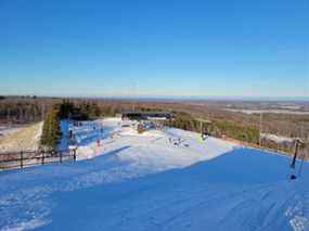 Depuis le début de COVID-19, la station de ski de Moonstone a vu une augmentation du nombre de personnes cherchant à pratiquer le sport pour la première fois.