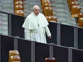 Le pape François arrive pour une audience aux enfants pris en charge par le dispensaire Santa Marta, le 19 décembre 2021 à la salle Paul-VI au Vatican.