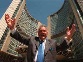 Le maire Mel Lastman devant l'hôtel de ville en 2005.