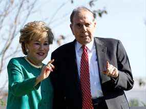 L'ancienne secrétaire américaine aux Transports Elizabeth Dole et son mari, l'ancien sénateur Bob Dole (R-KS), sont photographiés lors du dévoilement d'une statue de l'ancien président américain Ronald Reagan à l'aéroport national Ronald Reagan près de Washington le 1er novembre 2011