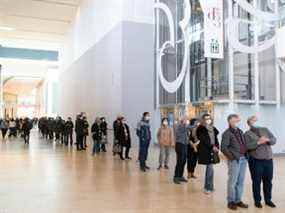 Une longue file d'attente serpente dans le centre commercial Yorkdale de Toronto alors que les gens attendent de recevoir un kit de test rapide d'antigène COVID-19 gratuit sur un site pop-up du complexe commercial, le jeudi 16 décembre 2021.LA PRESSE CANADIENNE/Chris Young