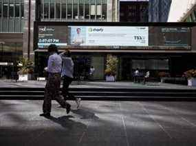 Des piétons passent devant la Bourse de Toronto dans le quartier financier de Toronto le 16 septembre 2021.