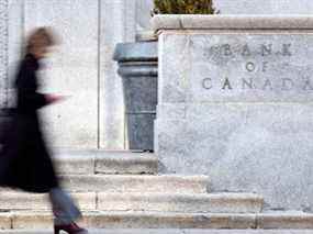 Une femme passe devant l'édifice de la Banque du Canada à Ottawa.