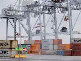 Conteneurs maritimes au Port de Montréal le 25 avril 2021.