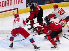 Mason McTavish (23 ans) d'Équipe Canada marque contre le gardien d'Équipe russe Yaroslav Askarov (30 ans) lors de leur match hors-concours pour le championnat du monde junior de l'IIHF à Rogers Place à Edmonton le jeudi 23 décembre 2021.