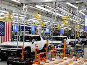 Des Hummer EV sont vus sur la chaîne de production alors que le président américain Joe Biden visite l'usine d'assemblage de véhicules électriques 