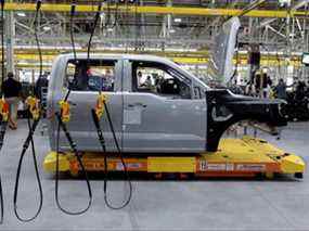 La cabine d'un prototype de camion Ford F-150 Lightning tout électrique est vue sur un véhicule à guidage automatique (AGV) au Rouge Electric Vehicle Centre à Dearborn, Michigan, le 16 septembre 2021.