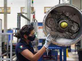 Un ouvrier assemble des transmissions de camions dans l'usine de fabrication d'Eaton Corp. à San Luis Potosi, au Mexique.