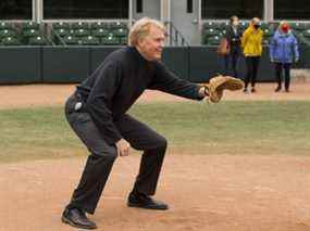 Le Dr Randy Gregg se met derrière la plaque après avoir annoncé la plus récente équipe de baseball à Edmonton, les Riverhawks, un club de baseball, qui jouera sur le terrain RE/MAX dans la Ligue de la côte ouest, le 15 septembre 2020 à Edmonton .