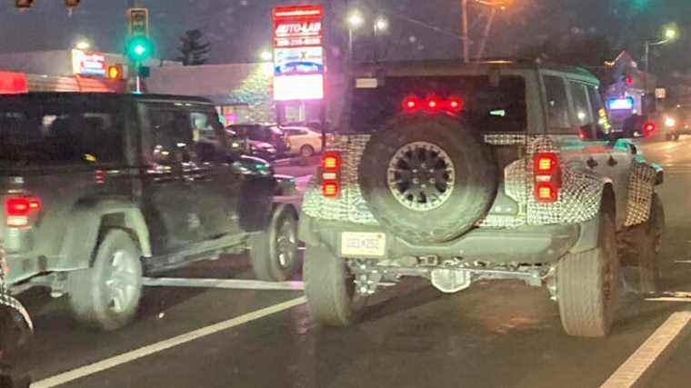 Le Ford Bronco Raptor 2023 semble bien énorme à côté du trafic normal