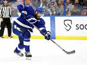 Le défenseur du Lightning de Tampa Bay Victor Hedman tire et marque un but contre les Sénateurs d'Ottawa.