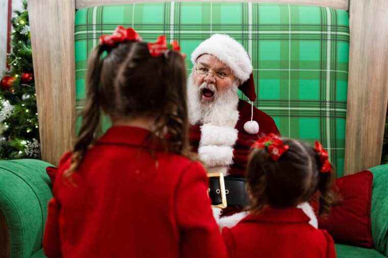 Le Père Noël est de retour au centre commercial avec des restrictions COVID en place