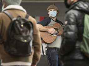 Le musicien ambulant Lucas Choi Zimbel se produit pour sa foule à la station de métro Guy-Concordia le mercredi 1er décembre 2021. (