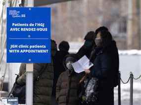 Des gens font la queue pour des tests COVID-19 à l'Hôpital général juif de Montréal le 10 décembre 2021.