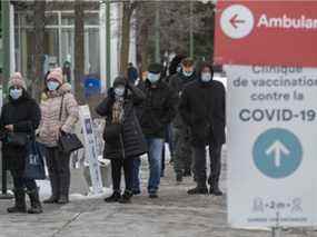 Les gens font la queue pour leur vaccin COVID-19 au centre de vaccination St-Laurent sur l'avenue Ste-Croix le lundi 27 décembre 2021.