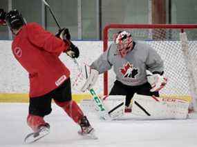 Le gardien d'Équipe Canada Brett Brochu effectue un arrêt lors d'un entraînement au Fenlands Banff Recreation Centre le 20 décembre 2021.