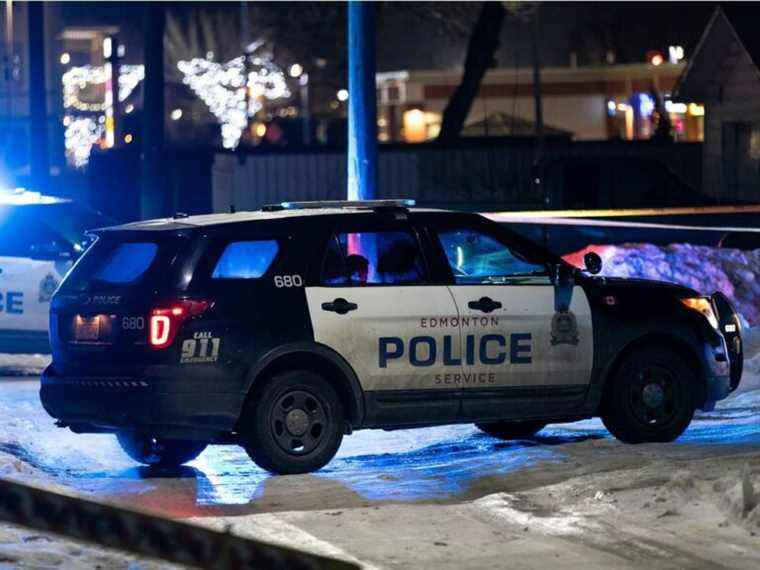 Le corps d’un homme retrouvé dans un véhicule enneigé, l’unité des homicides d’Edmonton enquête