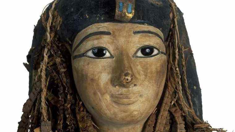 Le déballage numérique de la momie du pharaon révèle des cheveux bouclés, des amulettes et des bijoux