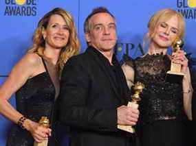 Dans cette photo d'archive prise le 7 janvier 2018 (LR), l'actrice Laura Dern, le réalisateur Jean-Marc Vallée et l'actrice Nicole Kidman posent avec le trophée de la meilleure série télévisée limitée ou du film réalisé pour la télévision pour 