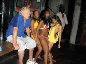 Des photos choquantes ont fait surface qui montrent le magnat de la mode Peter Nygard avec des jeunes femmes en bikini.  (Splashnews)