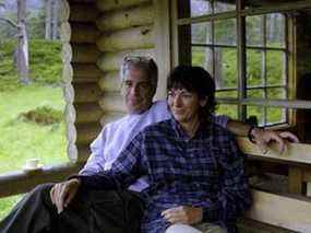 Une photo non datée de Jeffrey Epstein et Ghislaine Maxwell dans ce qui semble être la cabane en rondins de la reine dans sa résidence de Balmoral a été montrée devant un tribunal américain.  La photo, qui aurait été prise en 1999, a été obtenue lors d'un raid au domicile d'Epstein à New York.