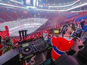 DJ Vincent Aubry se prépare à travailler dans le Centre Bell vide avant le match des Canadiens de Montréal contre les Flyers de Philadelphie, le 16 décembre 2021.