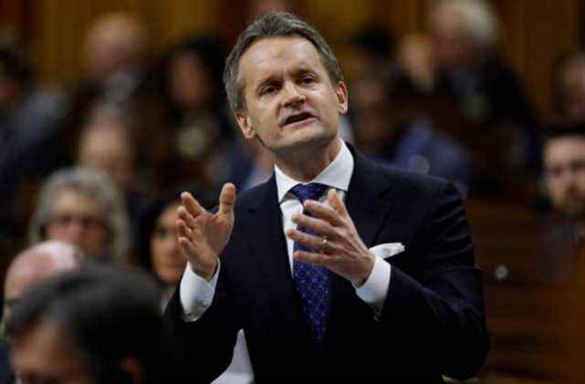 Le ministre du Travail Seamus O’Regan teste positif pour COVID-19 et isole