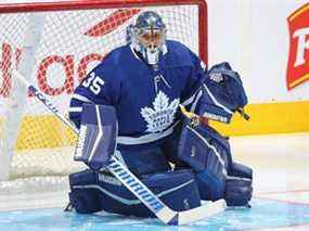 Petr Mrazek des Maple Leafs de Toronto s'échauffe avant de jouer contre les Red Wings de Detroit lors d'un match au Scotiabank Arena le 30 octobre 2021 à Toronto.