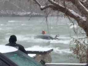 La Garde côtière tente de récupérer le corps d'une femme dans un véhicule bloqué dans la rivière Niagara mercredi.