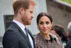 Le prince Harry, duc de Sussex et Meghan, duchesse de Sussex, déposent des fougères et une couronne sur la tombe du guerrier inconnu au monument aux morts britannique nouvellement dévoilé et au parc commémoratif de guerre national Pukeahu, le 28 octobre 2018, à Wellington, en Nouvelle-Zélande.