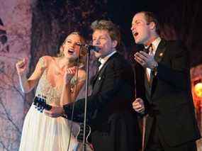 (LR) Taylor Swift, Jon Bon Jovi et le prince William, duc de Cambridge chantent sur scène lors du dîner de gala Centrepoint au palais de Kensington le 26 novembre 2013 à Londres, en Angleterre.  (Photo de Dominic Lipinski - Piscine WPA/Getty Images)