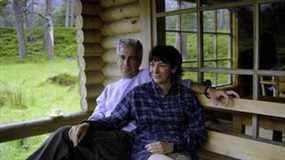 Une photo non datée de Jeffrey Epstein et Ghislaine Maxwell dans ce qui semble être la cabane en rondins de la reine dans sa résidence de Balmoral a été montrée devant un tribunal américain.  La photo, qui aurait été prise en 1999, a été obtenue lors d'un raid au domicile d'Epstein à New York.