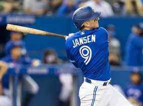 Danny Jansen des Blue Jays de Toronto frappe un coup de circuit contre les Orioles de Baltimore.