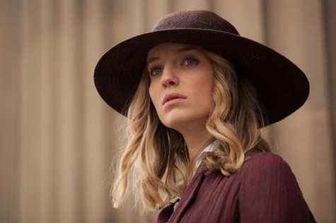 annabelle wallis comme grâce dans les œillères pointues