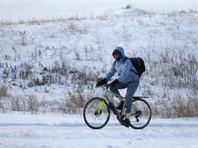 Un cycliste brave des températures glaciales sur un sentier près du district universitaire, dans le nord-ouest de Calgary, le dimanche 26 décembre 2021. Des températures extrêmement froides seront dans la région pour le reste de la semaine.