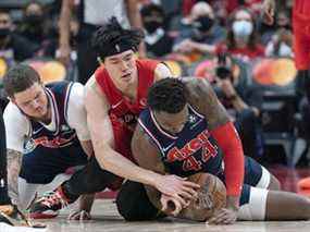 L'attaquant des Raptors de Toronto Yuta Watanabe (18 ans) se bat pour le ballon avec l'attaquant des 76ers de Philadelphie Paul Reed (44 ans) au Scotiabank Arena.