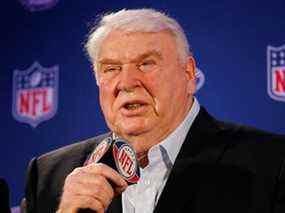 John Madden prend la parole lors d'une conférence de presse au centre des médias du Super Bowl XLV le 3 février 2011 à Dallas, Texas.