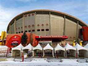 Le Scotiabank Saddledome, domicile des Flames de Calgary, est photographié le mercredi 15 décembre 2021, après qu'une épidémie de COVID-19 a été détectée dans l'organisation.